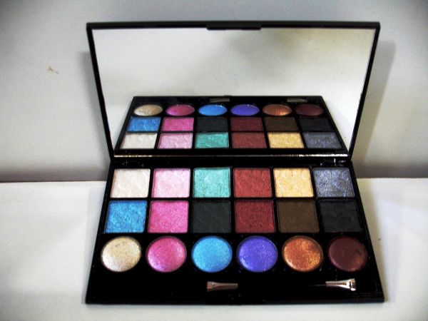 Paleta de sombras 3D com 18 cores Jasmyne