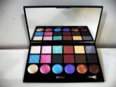 Paleta de sombras 3D com 18 cores Jasmyne