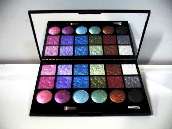 Paleta de sombras 3D com 18 cores modelo II Jasmyne